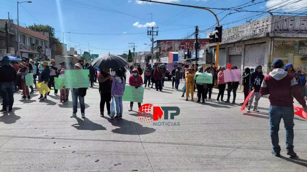 Bloquean ambos sentidos de la federal a Tehuacán, exigen entrada de ruta 100