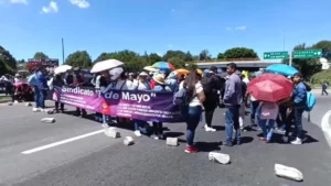 Bloquean carreteras Texmelucan-Tlaxcala y Puebla-Tlaxcala, por privatización de servicios médicos