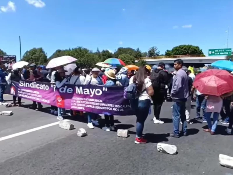 Bloquean carreteras Texmelucan-Tlaxcala y Puebla-Tlaxcala, por privatización de servicios médicos