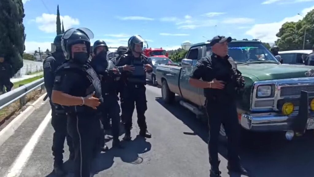 Policías de Tlaxcala vigilan protesta en vialidad.