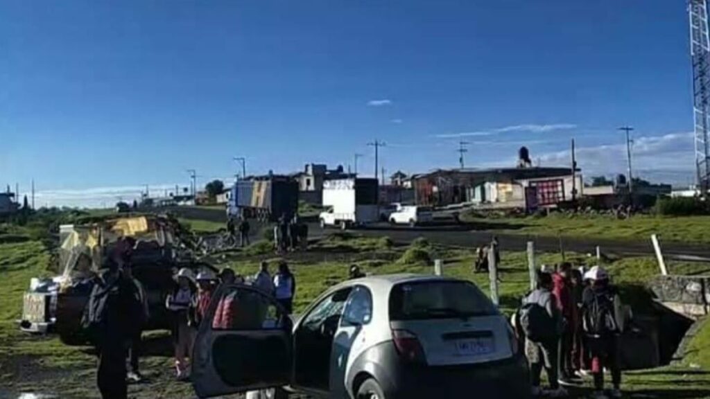 Peregrinos detienen a hombre que atropelló a 3 en Tlaxcala.