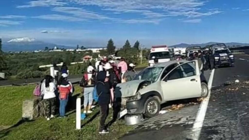 Auto de hombre que atropelló a peregrinos rodeado de personas en Tlaxcala.