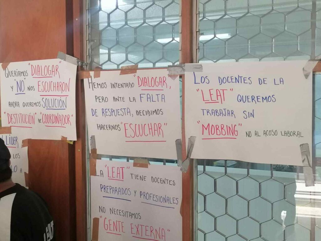 Carteles con protestas de maestros del BINE en Puebla.