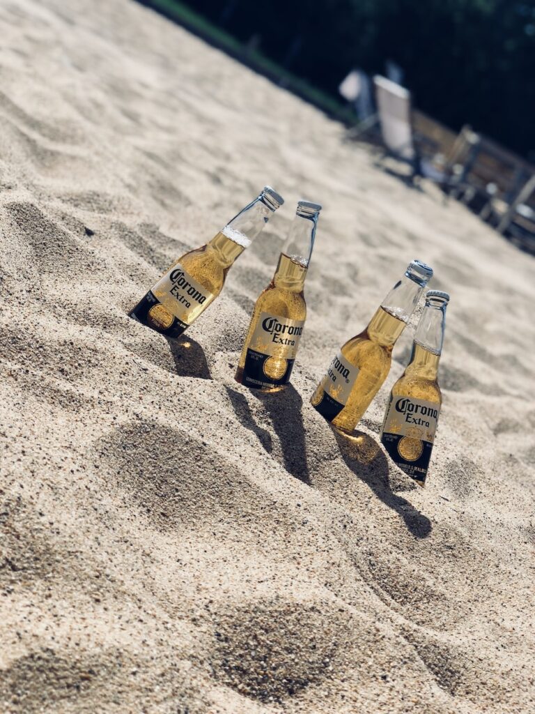 cerveza fría en la playa