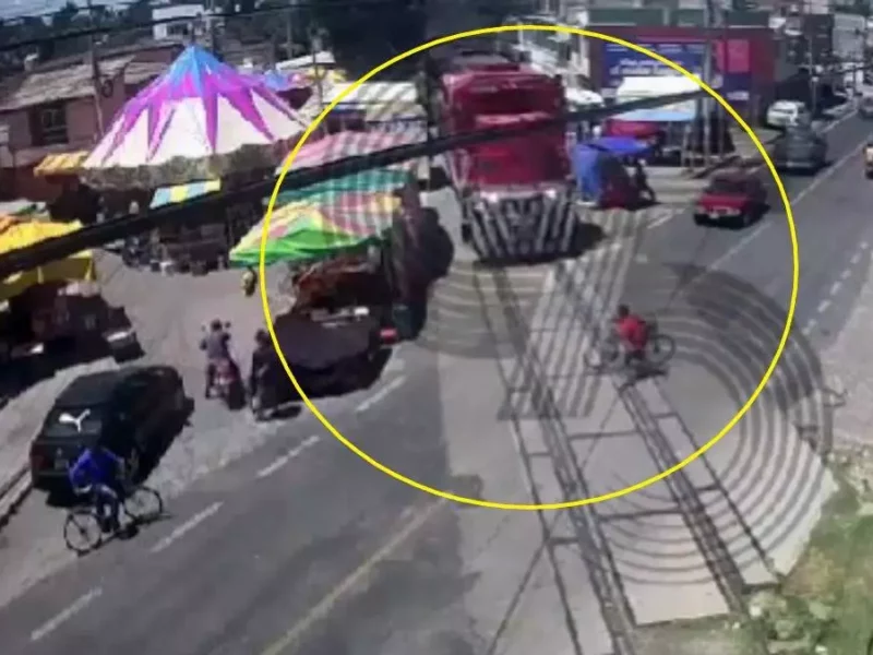 VIDEO: ciclista quiso ganarle el paso al tren y fue embestido en Tlaxcala