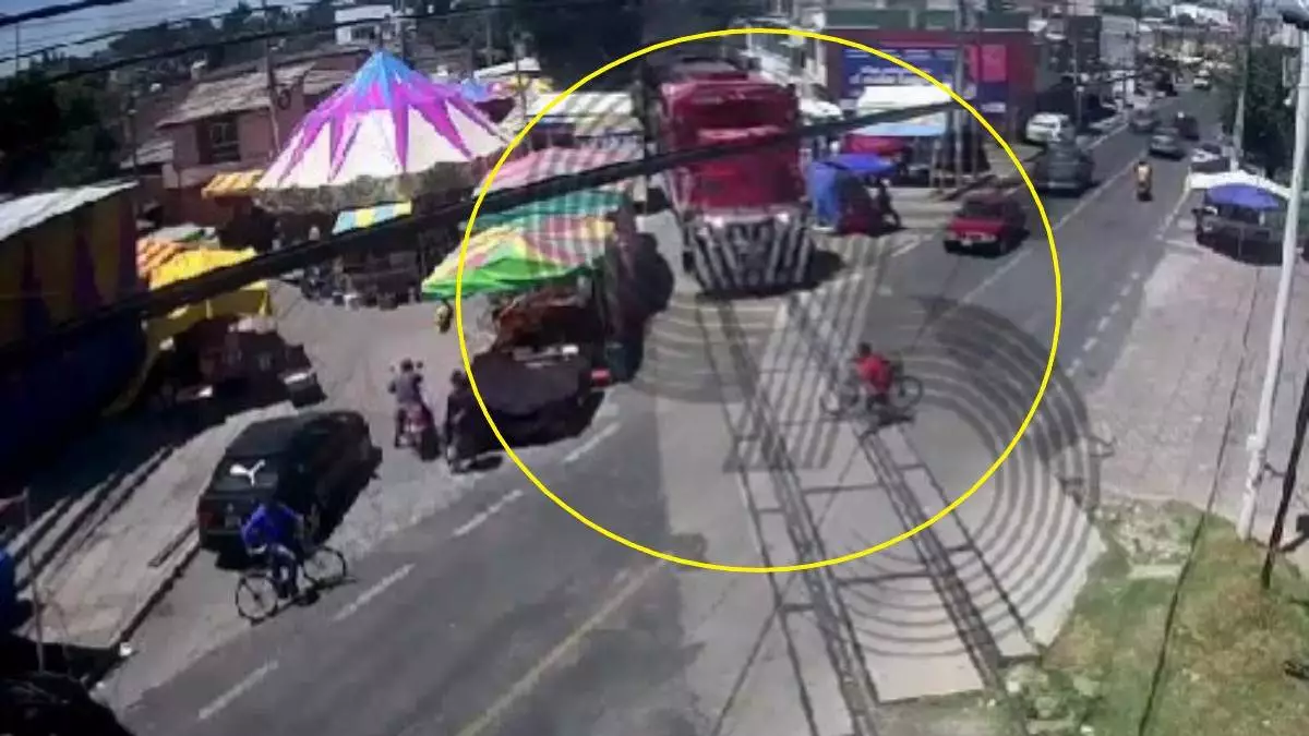 VIDEO: ciclista quiso ganarle el paso al tren y fue embestido en Tlaxcala