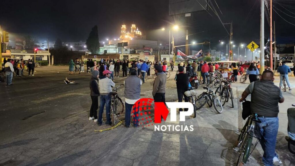 Cierran calles para exigir a Paola Angon suspender perforación de pozo en Cholula