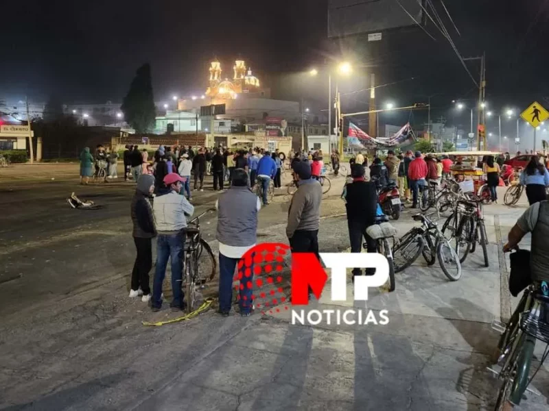 Cierran calles para exigir a Paola Angon suspender perforación de pozo en Cholula