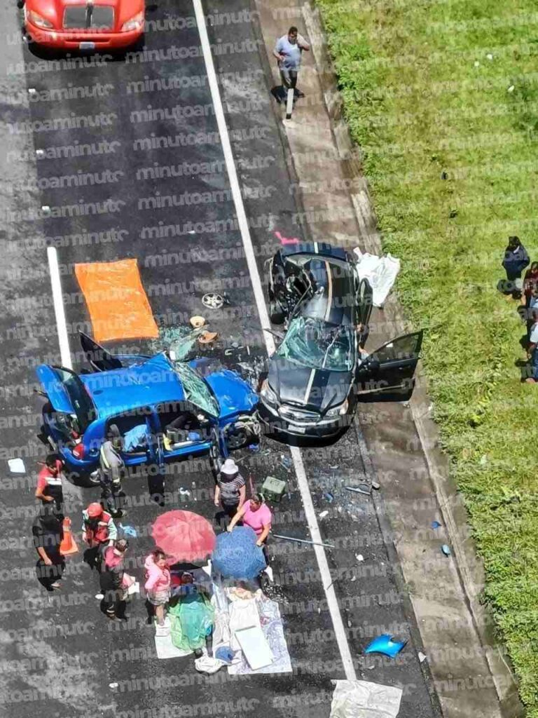 Cadáveres de pasajeros de autos tras choque en la México-Tuxpan.