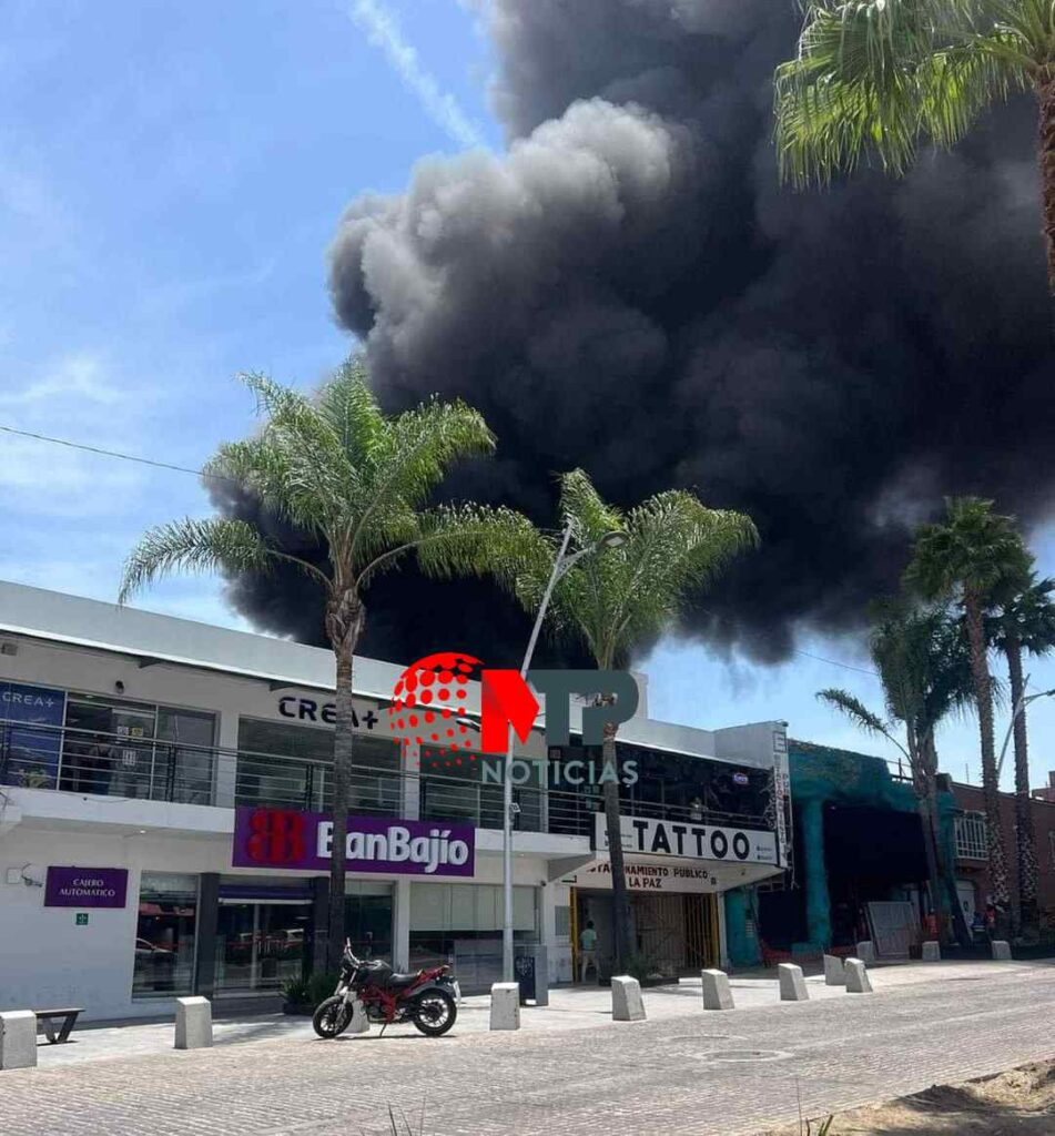 Así luce la columna de humo por incendio en avenida Juárez de Puebla capital.