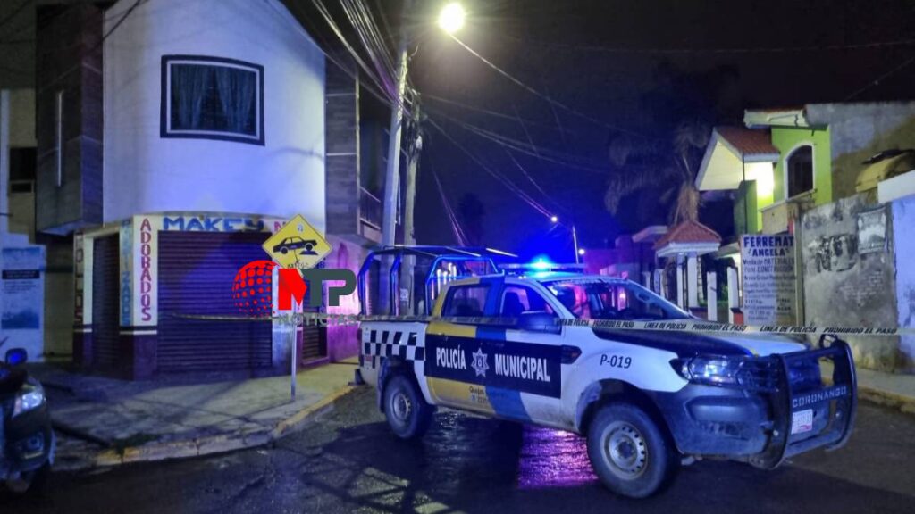 Patrulla estacionada en calle de Ocotlán, Coronango tras homicidio de hombre.