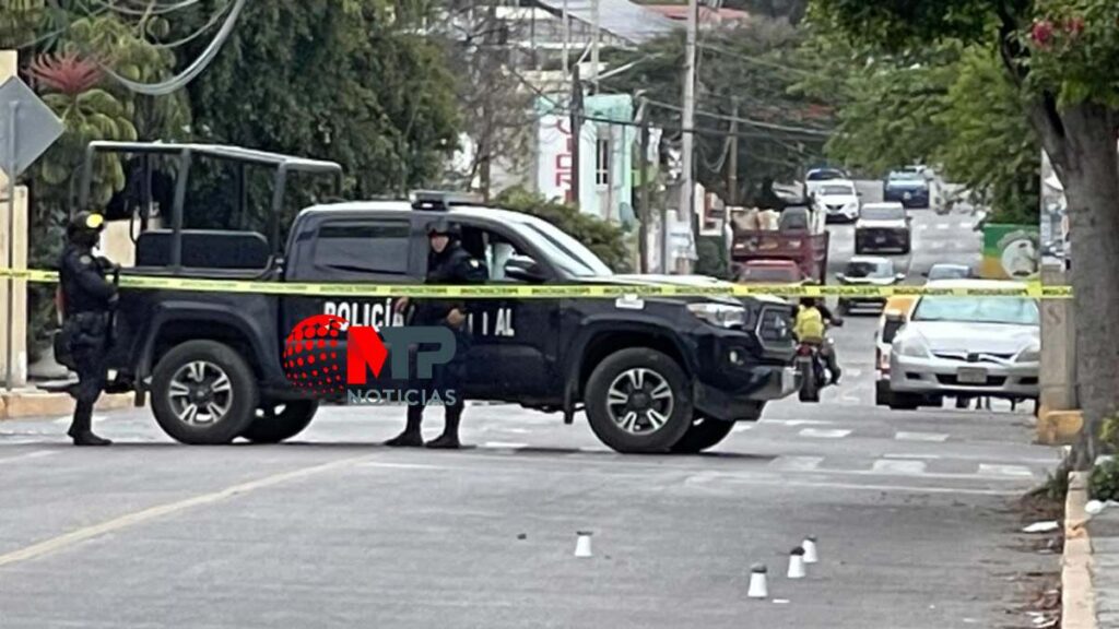 Patrulla municipal de Tehuacán estacionada en zona de balacera.