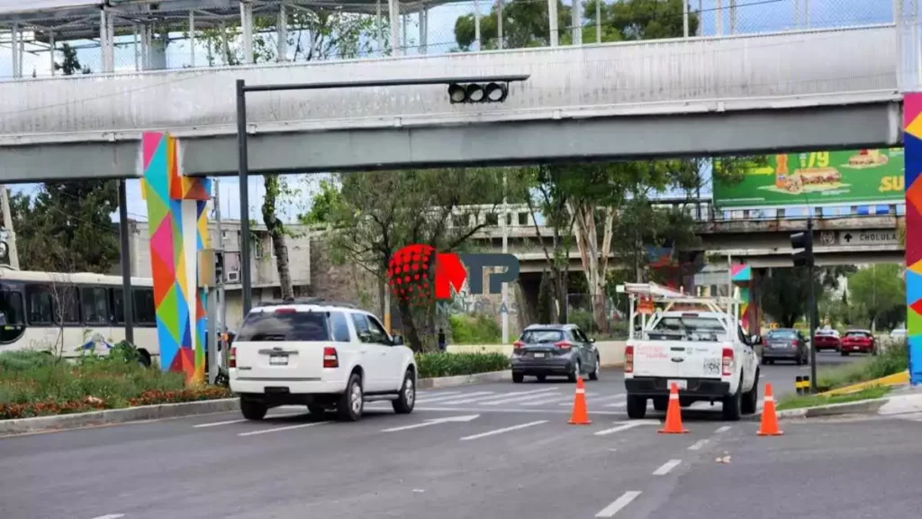 Descartan retirar puente peatonal en la Recta a Cholula tras instalación de semáforos