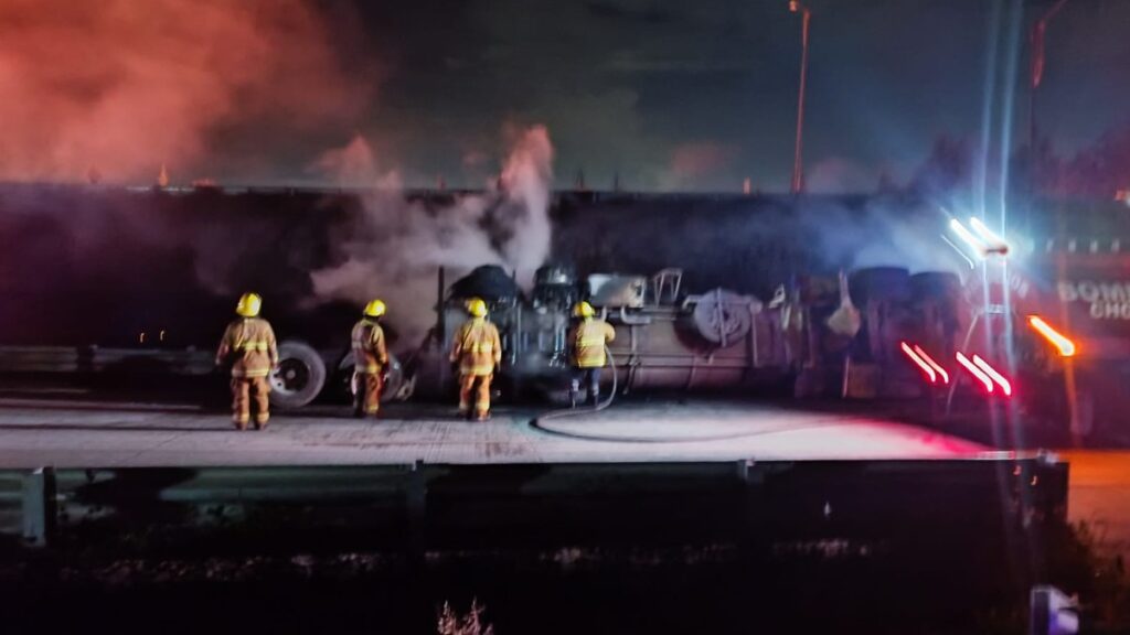 Descartan retirar transporte pesado en Periférico de Puebla tras explosión de pipa