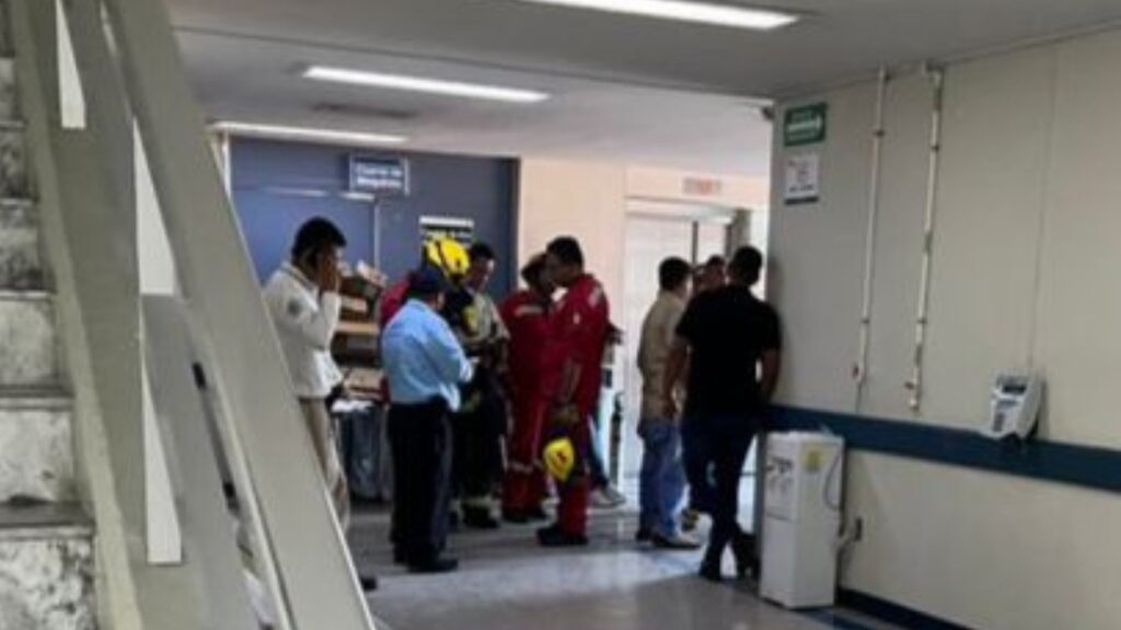 Trabajadores del IMSS Guadalajara apoyan a atrapados en elevador.