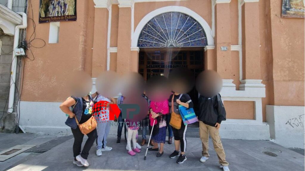 Familia de Monserrat, presunta víctima de feminicidio, afuera de iglesia tras misa.