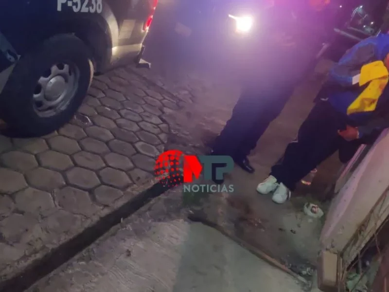 Fingen ser clientes, golpean y roban auto a un taxista en Cuautlancingo