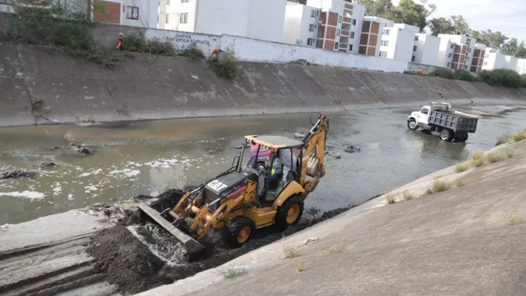 Gobierno de Eduardo Rivera limpia barrancas en 14 colonias de Puebla