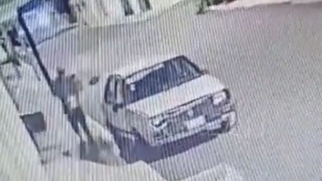 Hombre prende fuego a un auto estacionado en la Satélite Magisterial, Puebla