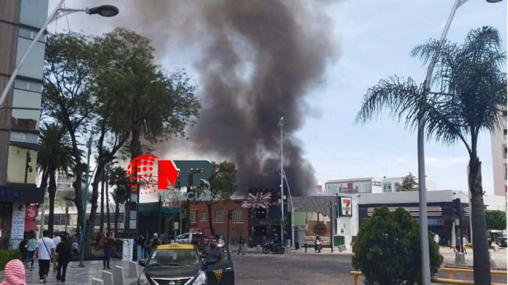 Se incendia edificio en Avenida Juárez en Puebla, ¿qué pasó?
