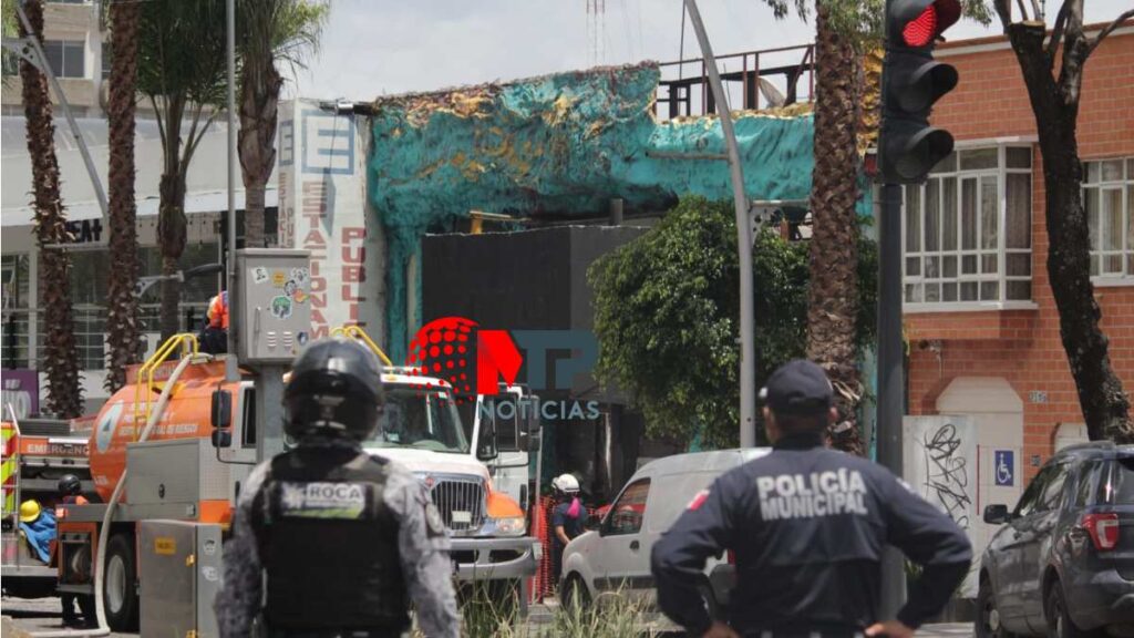Bomberos atienden incendio en edificio de Puebla.