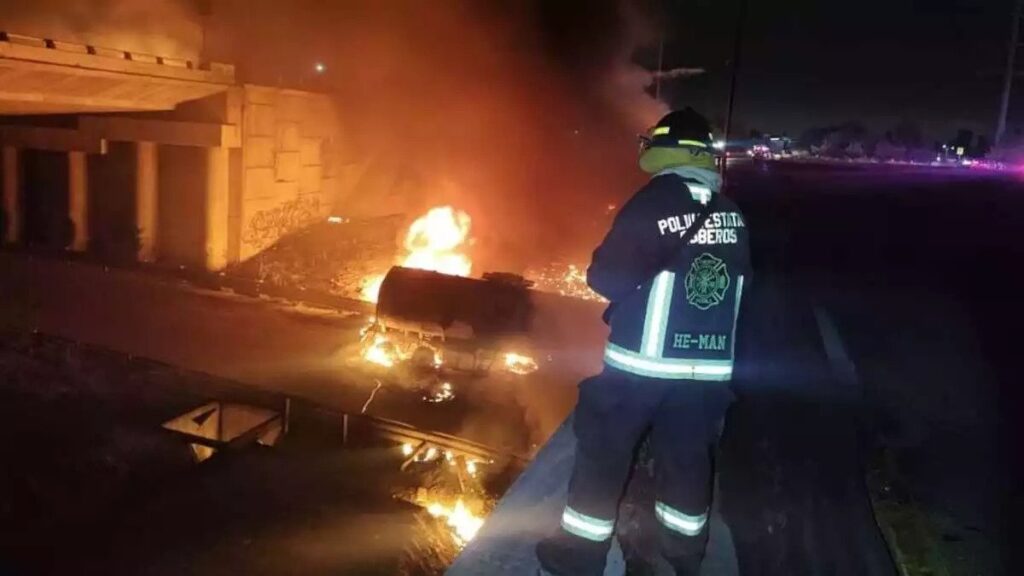 Pipa vuelca y explota en Periférico y Forjadores