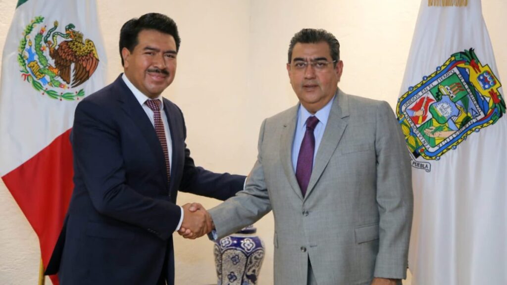 Nuevo secretario de gobernación de Puebla saluda a gobernador Sergio Salomón Céspedes.