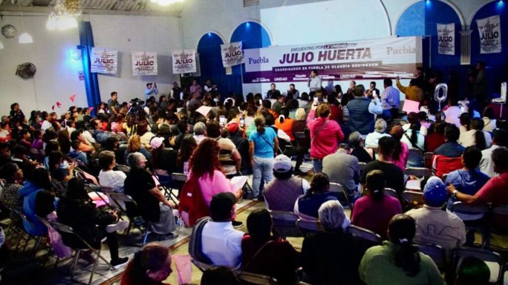 Poblanos reunidos con Julio huerta, quien promueve a la 4T.