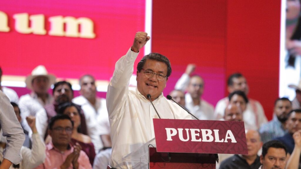 Julio Huerta con el puño levantado en evento donde anuncia su destape por la gubernatura de Puebla.