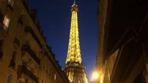 Libres, acusados de abuso sexual contra turista mexicana cerca de Torre Eiffel