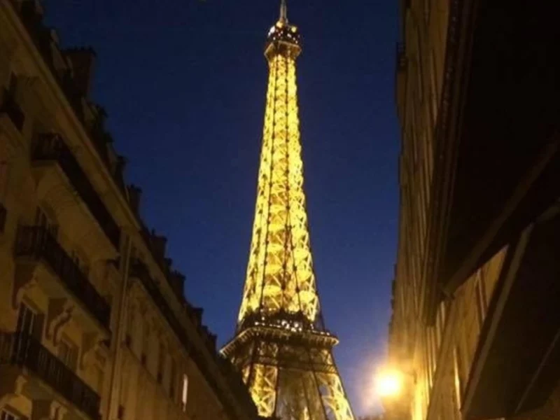 Libres, acusados de abuso sexual contra turista mexicana cerca de Torre Eiffel