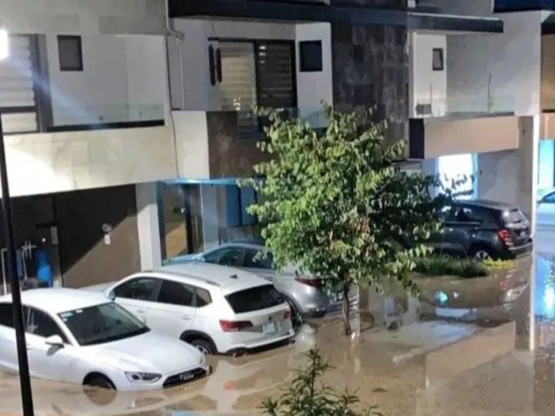 Colapsa drenaje e inunda casas en Lomas de Angelópolis