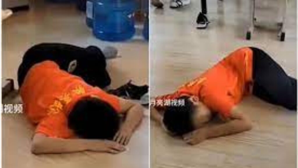 Niño cae al suelo durante clases de arte marcial.