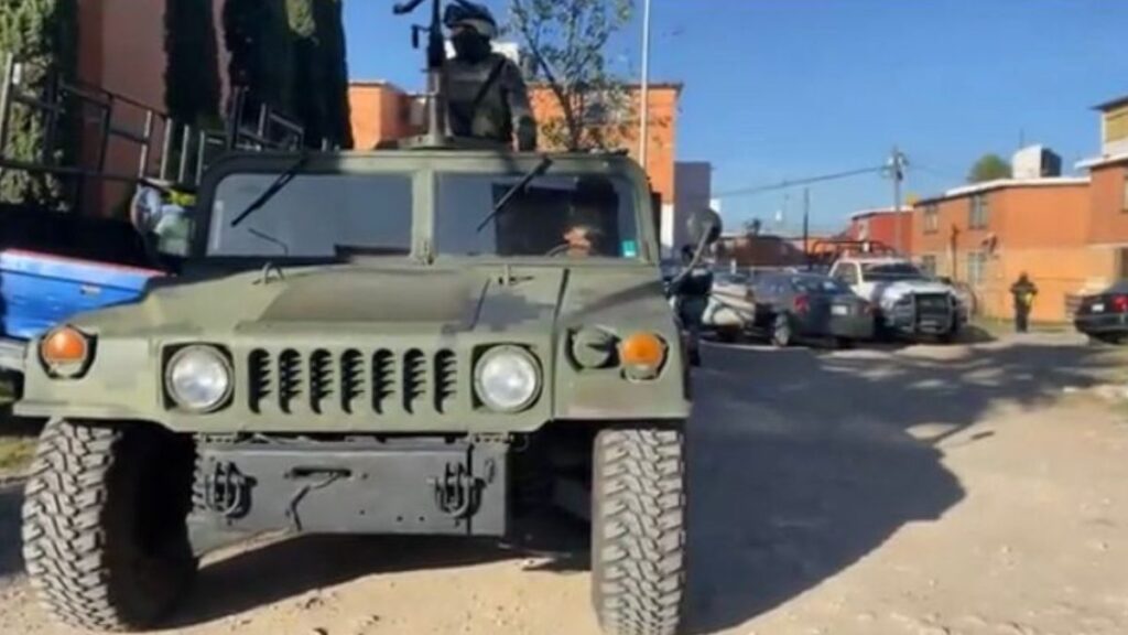 Camioneta de soldados en escena del crimen en ciudad de Puebla.