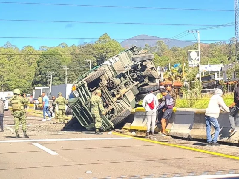 Militares vuelcan vehículo del Ejército en la México - Puebla, hay un lesionado