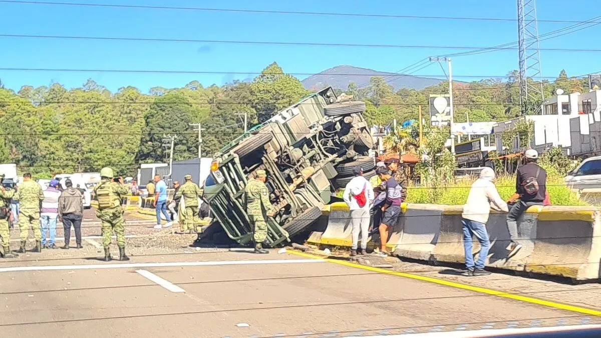 Militares vuelcan vehículo del Ejército en la México - Puebla, hay un lesionado