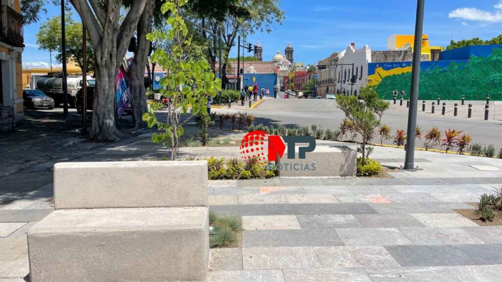 Bancas tras remodelación de parque de Analco en ciudad de Puebla.