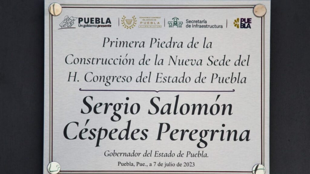 Placa de primera piedra del Congreso de Puebla por inicio de construcción.