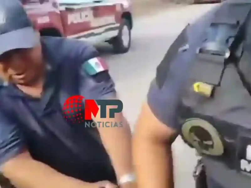 Policías de Zinacatepec golpean a joven afuera de casa de su familia