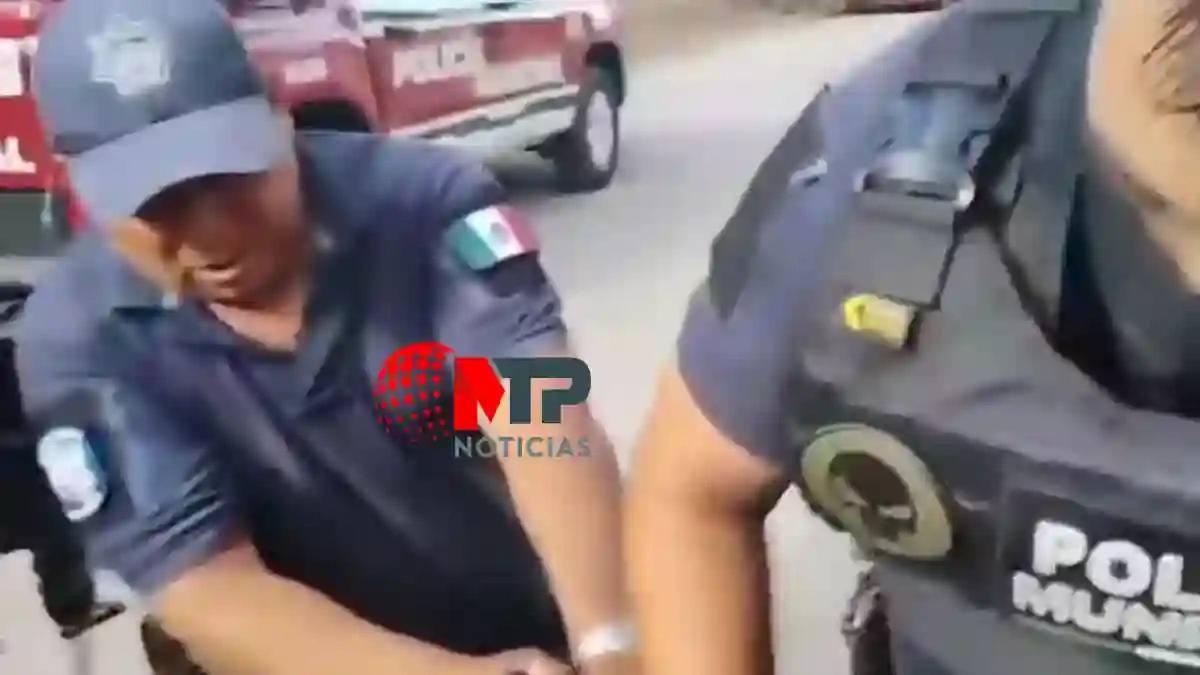 Policías de Zinacatepec golpean a joven afuera de casa de su familia