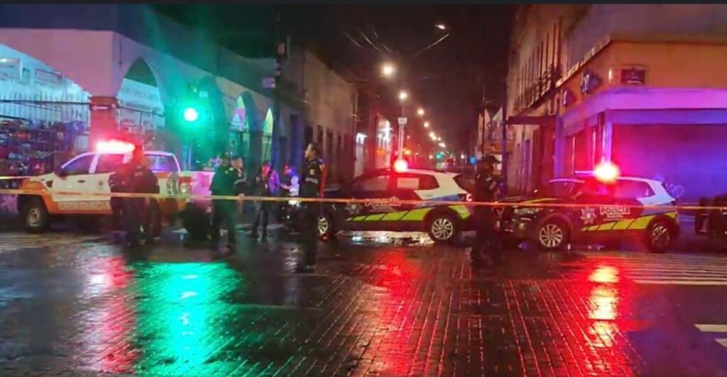 Zona de robo en Puebla acordonada y patrullas de policías cuidando.