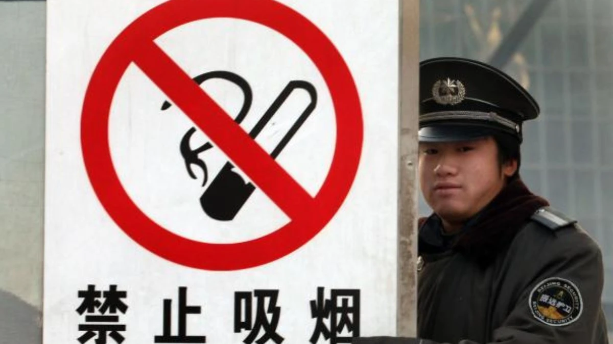 Proponen "ver con desaprobación" a fumadores en Hong Kong para disminuir tabaquismo