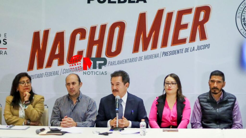 Rueda de prensa de Ignacio Mier con su equipo.