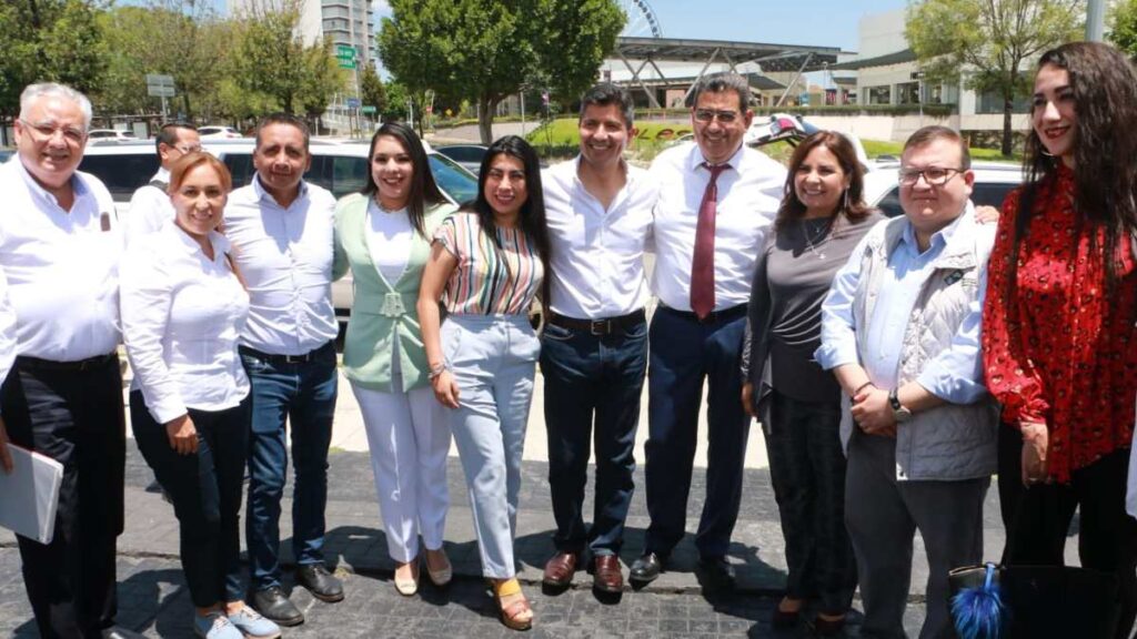 Sergio Salomón con Eduardo Rivera, Edmundo Tlatehui y diputados en inicio de rehabilitación de ciclovías en Angelópolis.