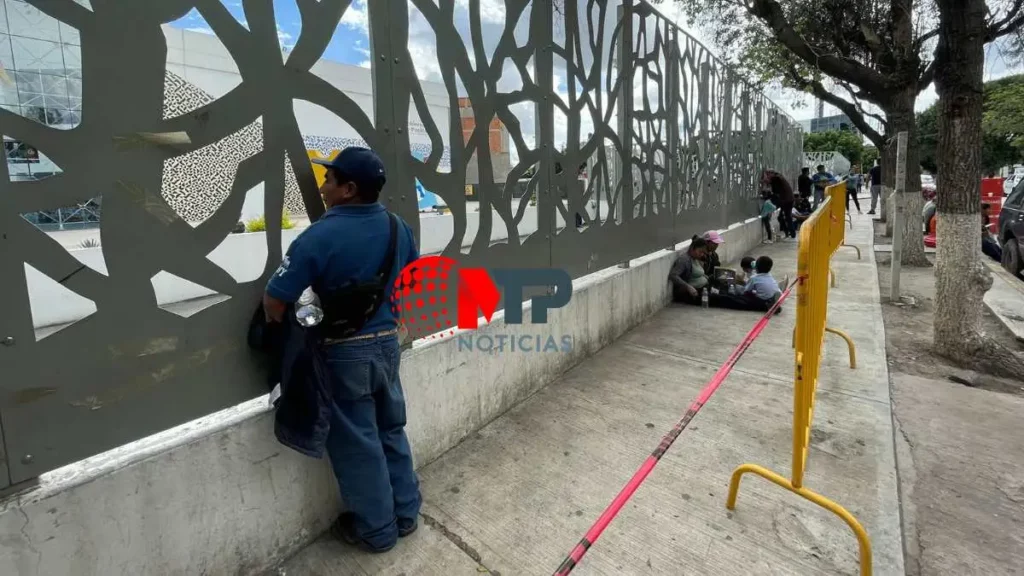 Les rentaban casas de campaña a familiares de pacientes afuera del HNP