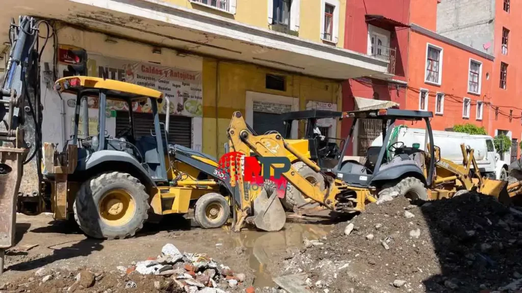 Sancionarán a empresas que no usen señalética en obras tras caída de niño a coladera en Puebla