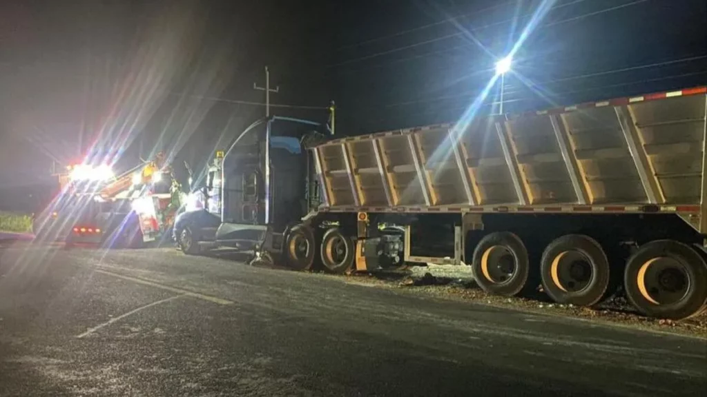 En la Amozoc-Teziutlán, un hombre y una niña mueren arrastrados por un tráiler