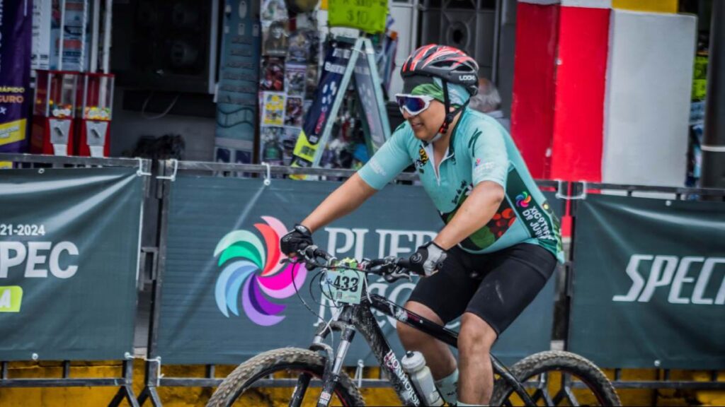 Ciclista recorre vialidad en Xicotepec, Puebla.