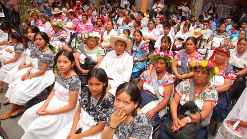 Pobladores de comunidades indígenas en Casa Aguayo durante Día Internacional de los Pueblos Indígenas.