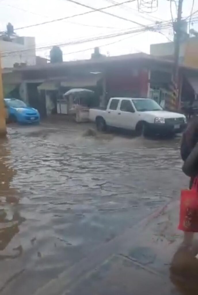 Autos atrapados y apagones dejan lluvias en Puebla